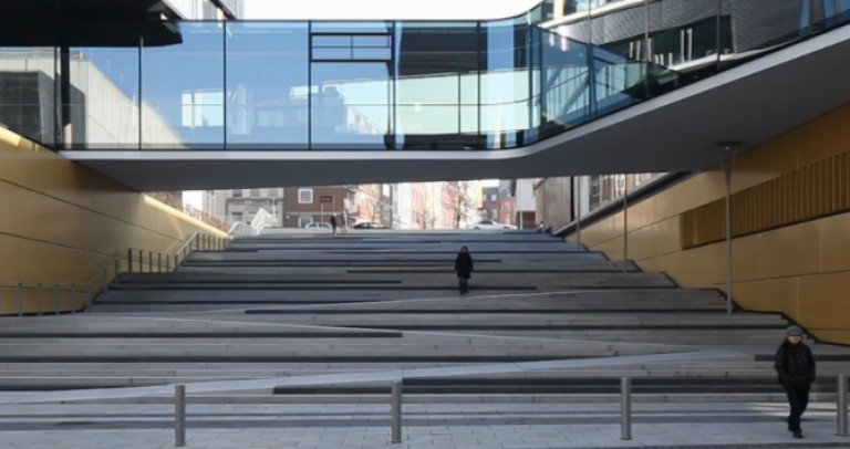 Chile Envejece pero la ciudad se llena de escaleras, baches y obstáculos urbanos. Pero podría haber solución..