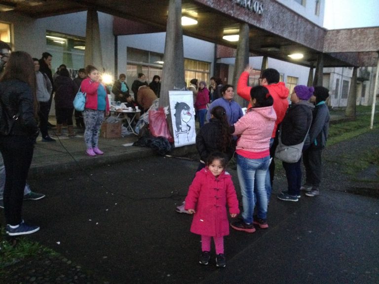 Trabajadores salmoneros cesantes llevan más de 100 días con olla común esperando soluciones