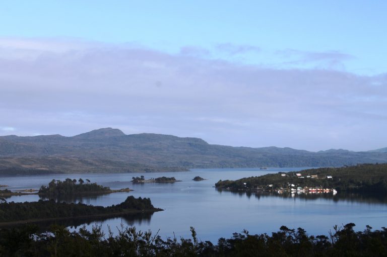 Organizaciones y comunidades defienden Ley Lafkenche y recursos de pesca artesanal ante avance de la industria salmonera en la Patagonia