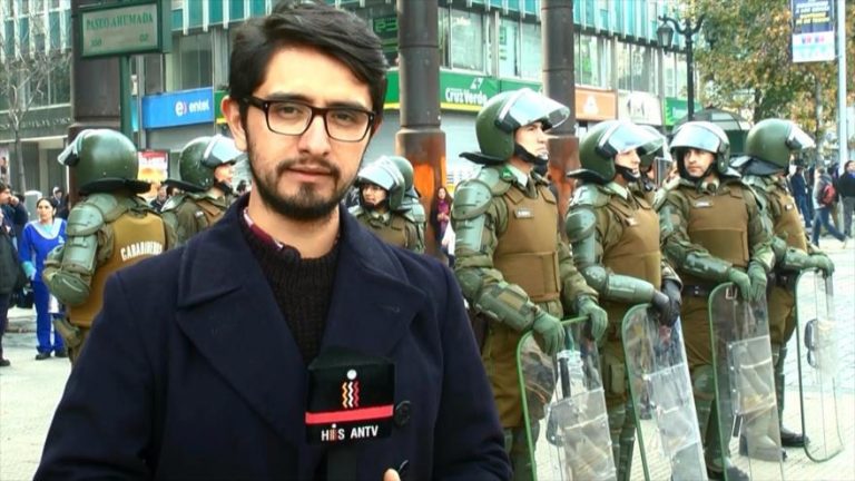 Video: Policía chilena detiene al corresponsal de HispanTV y agrede a su camarógrafo