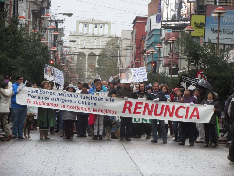 Osorno protestará en Santiago para que renuncie Obispo Barros, ligado al pedófilo Karadima