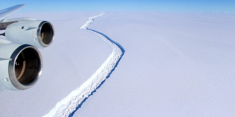 NASA difunde fotos de alarmante nueva grieta en la Antártica