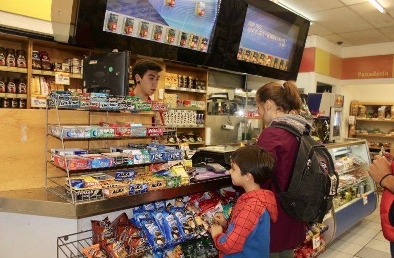 Cigarrillos saborizados buscan atraer a niños/as y adolescentes en el consumo cerca de las escuelas