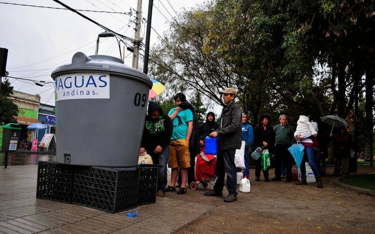 Suspenden clases en La Reina por mal olor en el agua potable de Aguas Andinas