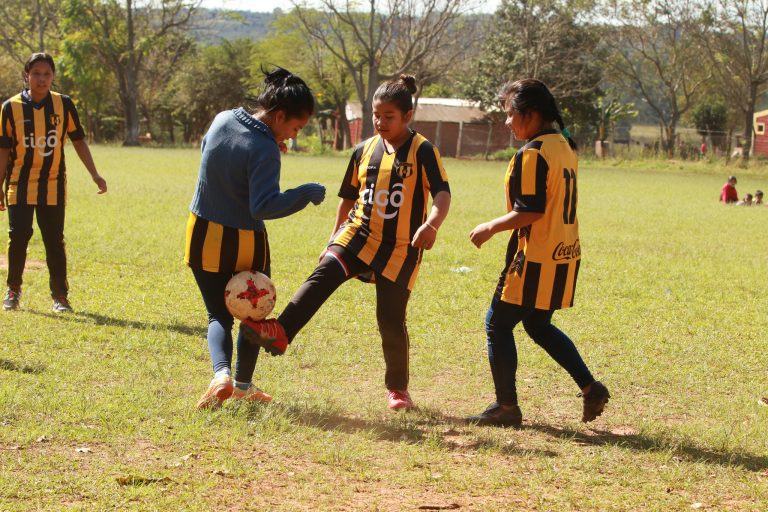 Hace 4 siglos mujeres Guaraní ya jugaban al Futbol: Ahora a este deporte le suman las reivindicaciones indígenas