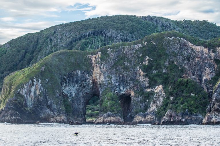 En el mar patagónico chilenos surfean olas de la mítica Cueva Infernal en península de Taitao