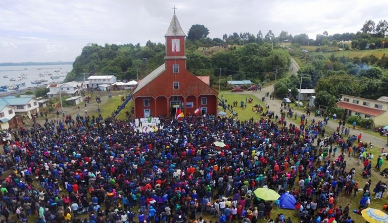 Arrasando con la cultura y el ambiente marino: Mitilicultura frente al Santuario de la Isla de Caguach