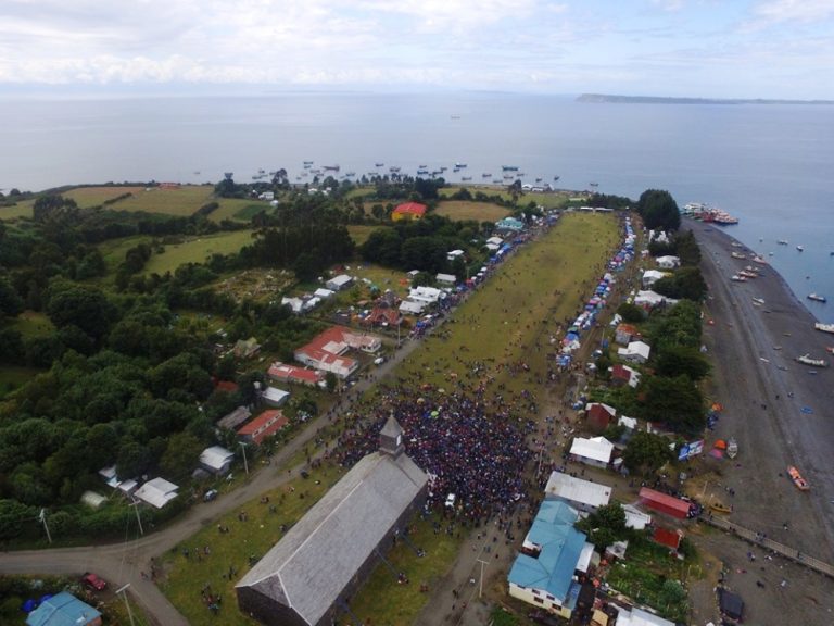 Victoria del pueblo Chilote: Salmonera renuncia a concesión en santuario religioso por rechazo de la comunidad de isla Caguach