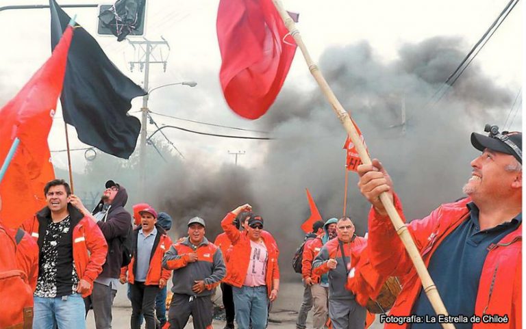 Huelga de trabajadores del salmón continúa y gerentes de Salmofood no quieren soltar ningún peso