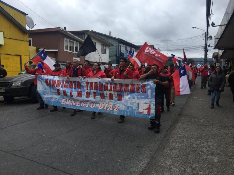 VIDEO: Trabajadores salmoneros en huelga marchan en capital de Chiloé