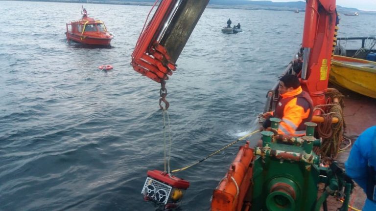 Industria del salmón se cubre de tragedias. Ahora se hundió embarcación con tres tripulantes en Magallanes