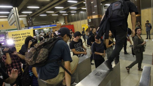 Indignación por alza del metro. ¿Silencio de las asociaciones de consumidores?