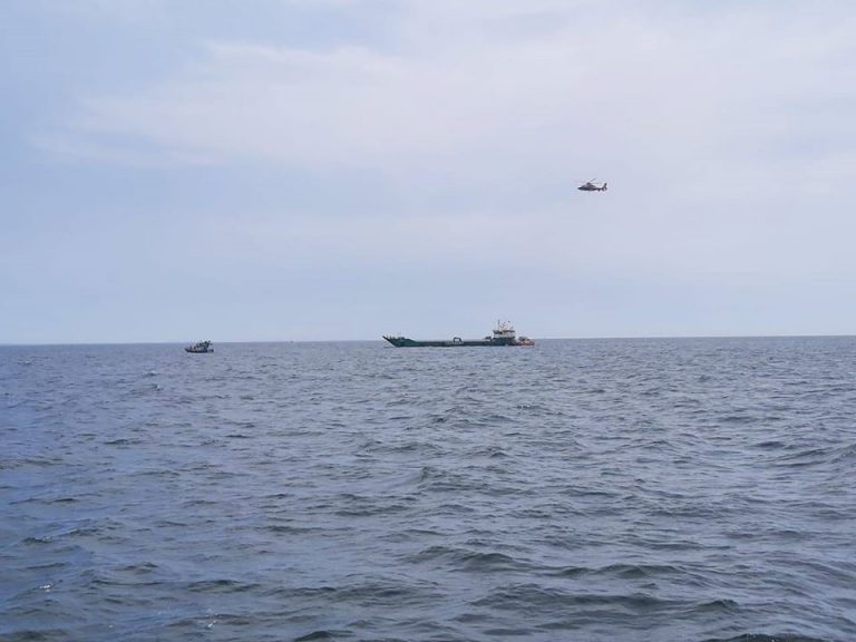 Un muerto y un desaparecido luego de choque de barco salmonero con lancha de pescadores en Golfo de Ancud