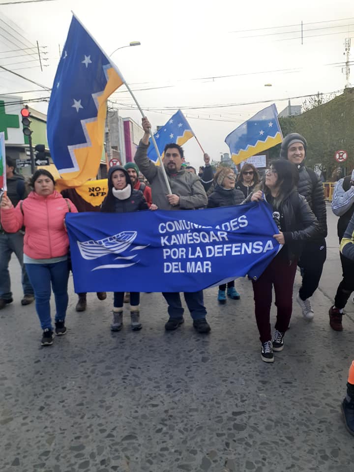 Resistencia Kawésqar por la defensa del mar y contra las salmoneras