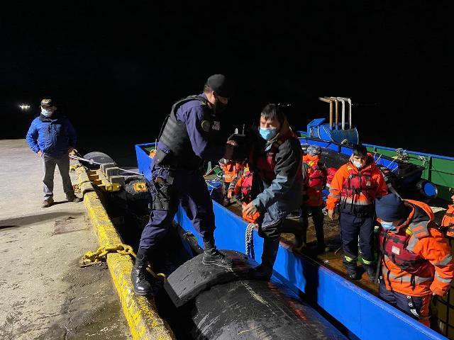 Noche de horror vivieron 22 trabajadores salmoneros en Magallanes. Sus habitaciones flotantes se hundieron en centro de cultivo