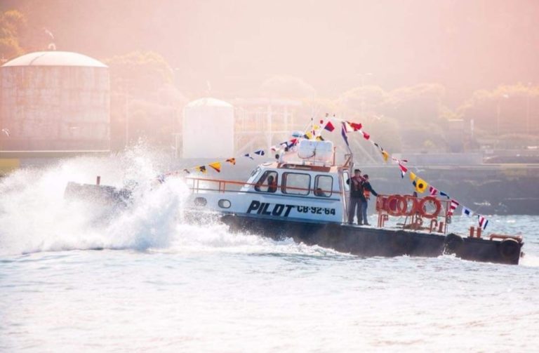 La «quirúrgica» tarea de embarcar mar adentro a un práctico del puerto