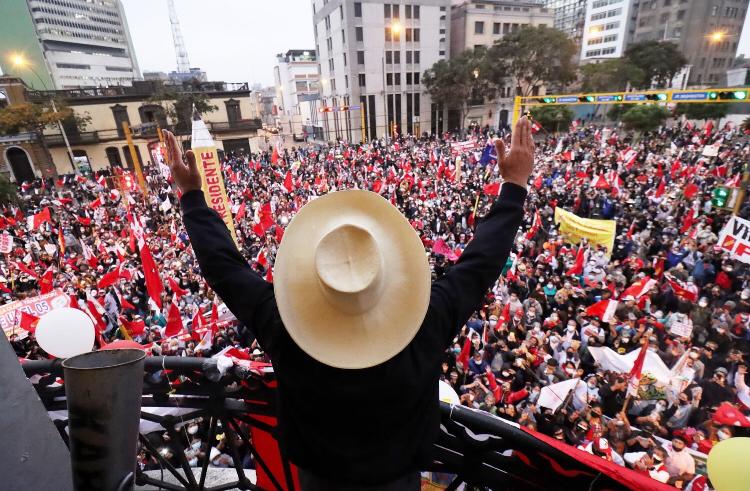 Perú Profundo derrota a la elite y, como en Chile, hay un reencuadre político. Castillo es virtual presidente del Perú