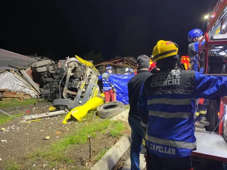 Conductor de transporte de salmones muere  en accidente en Chiloé