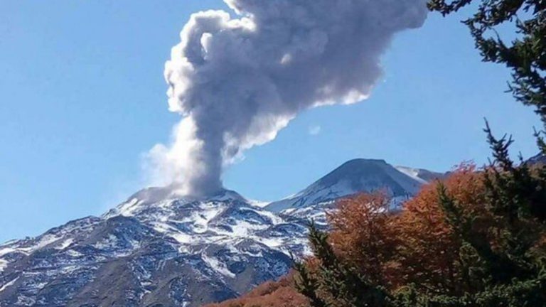 Volcanes de Chillán están en erupción desde 2016. «Columna eruptiva llegó a los dos mil metros»