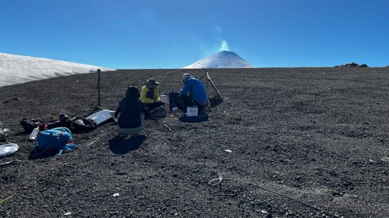 Nuevo sistema de monitoreo para volcanes activos y peligrosos fue instalado en el Villarrica y el Llaima