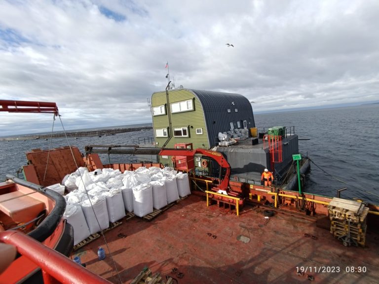 Mas de un mes sin la familia trabajando para barcos en zona de la industria salmonera