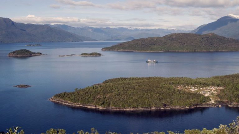 Rechazo a Espacios Costeros de Pueblos Originarios evidencia el poder fáctico de empresariado salmonero y su estrategia de boicotear Ley Lafkenche