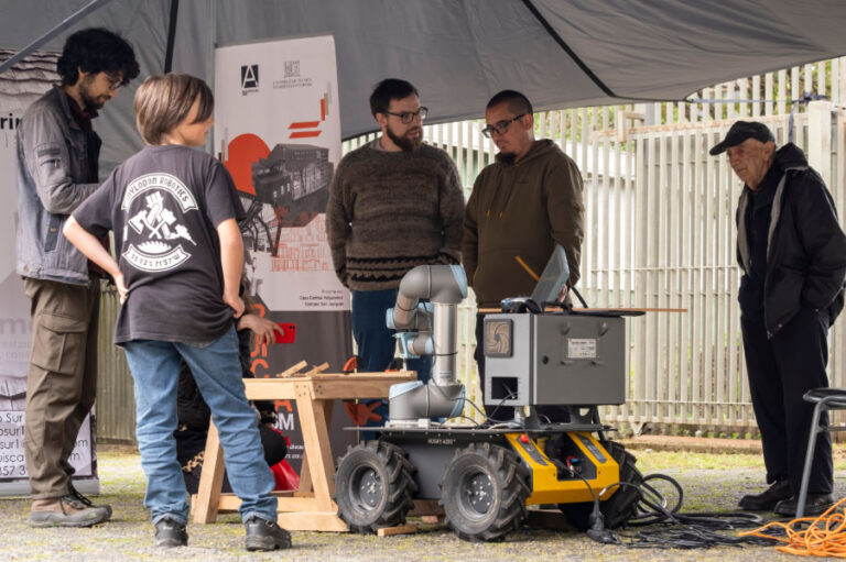 Robot que recupera la tradición carpintera se presentó en el Primer Festival Creativo de la Madera en Chiloé